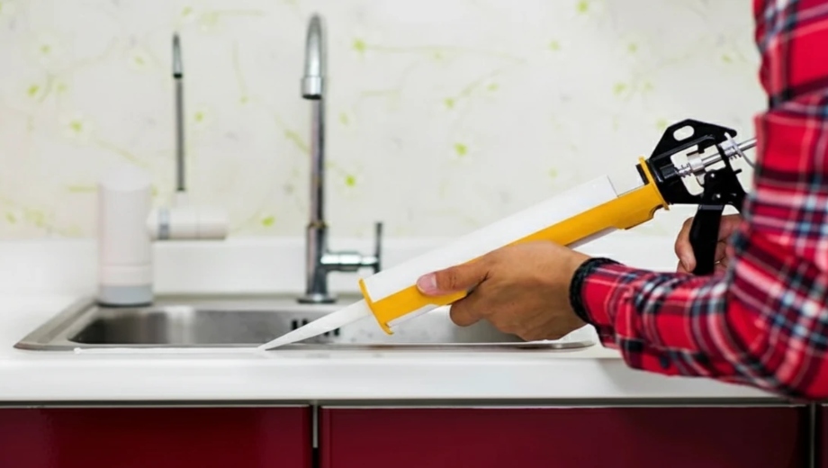 درزگیری دور سینک؛ آموزش کامل چسب‌کاری، نگهداری و انتخاب بهترین چسب ضدآب